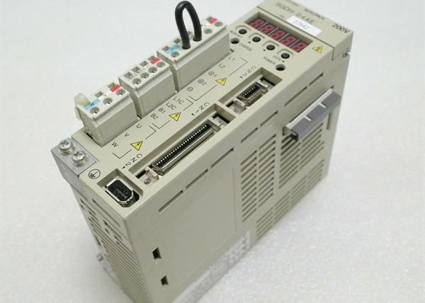 YASKAWA SGDH-04AE Industrieller Servoantrieb 200-230 VAC 50 / 60 Hz 30 Watt 55 Kw
